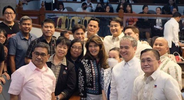 Iloisia ihmisia Filippiinien senaatissa