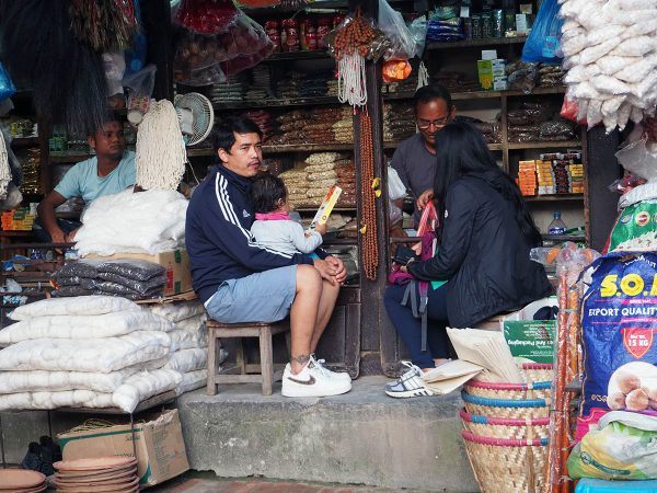 Myyjiä ja asiakkaita pikkukaupassa Nepalissa